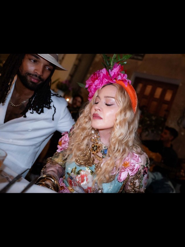 Madonna dan Akeem terlihat pose mesra dalam salah satu unggahan foto. Hubungan asmara keduanya terjalin sejak 2022. Perbedaan usia 39 tahun pun tak menjadi halangan. Foto: Instagram/@madonna