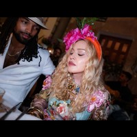 Madonna dan Akeem terlihat pose mesra dalam salah satu unggahan foto. Hubungan asmara keduanya terjalin sejak 2022. Perbedaan usia 39 tahun pun tak menjadi halangan. Foto: Instagram/@madonna