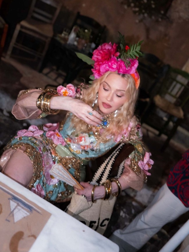 Pelantun ‘Like a Virgin’ ini memilih gaun bergaya Baroque dari koleksi Alta Moda Dolce & Gabbana. Busana tersebut baru saja ditampilkan di panggung peragaan Alta Moda Taormina pada Juli lalu. Foto: Instagram/@madonna