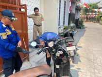 Dua Ular Menyelinap dalam Motor Warga Lamongan Dievakuasi Damkar