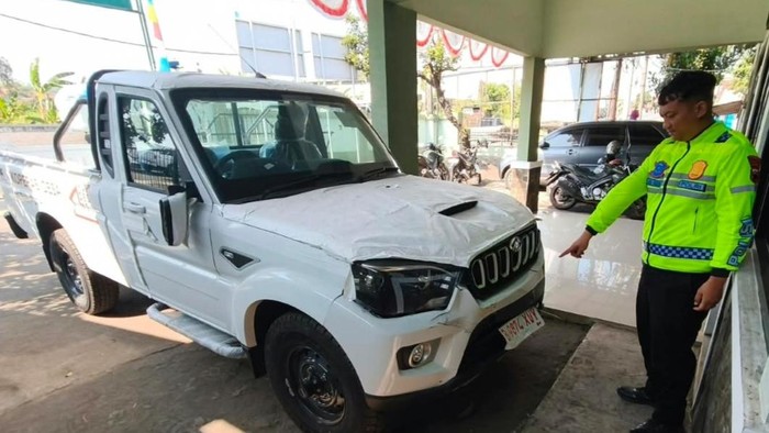 Kondisi mobil pikap kopdes yang mengalami kecelakaan di Pantura Batang.