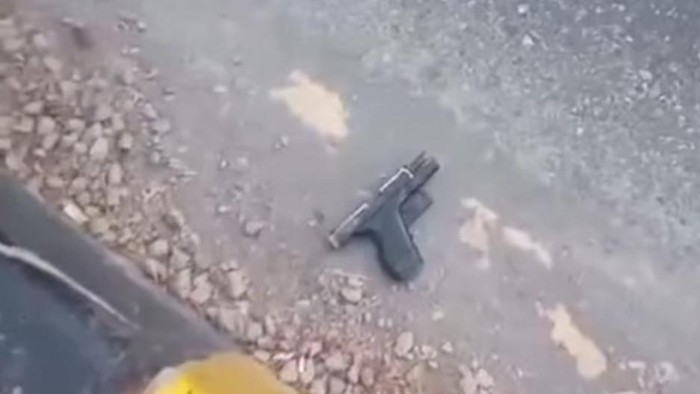 Pistol softgun milik pemotor yang jatuh akibat kecelakaan.