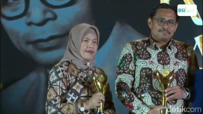 Plt Kepala Dinas Koperasi UKM Provinsi Jateng, Desy Arijani, mewakili Gubernur Jateng Ahmad Luthfi di Koperasi Awards 2026, Kamis (20/8/2026) malam.