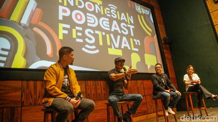Podcast yang selama ini dinikmati melalui berbagai platform digital akan dibawa ke ruang pertunjukan lewat Indonesian Podcast Festival (IPF) 2026. Festival yang diinisiasi Close The Door bersama Double Group ini akan digelar secara roadshow di lima kota.