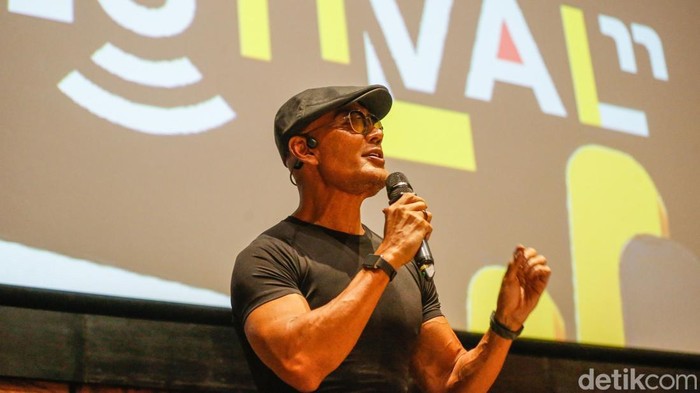 Podcast yang selama ini dinikmati melalui berbagai platform digital akan dibawa ke ruang pertunjukan lewat Indonesian Podcast Festival (IPF) 2026. Festival yang diinisiasi Close The Door bersama Double Group ini akan digelar secara roadshow di lima kota.