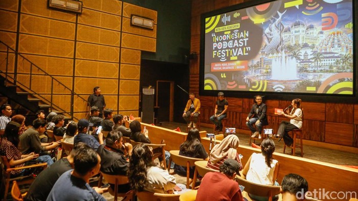 Podcast yang selama ini dinikmati melalui berbagai platform digital akan dibawa ke ruang pertunjukan lewat Indonesian Podcast Festival (IPF) 2026. Festival yang diinisiasi Close The Door bersama Double Group ini akan digelar secara roadshow di lima kota.