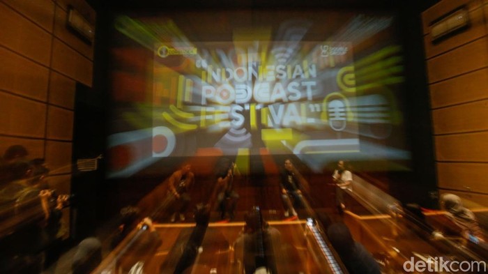 Podcast yang selama ini dinikmati melalui berbagai platform digital akan dibawa ke ruang pertunjukan lewat Indonesian Podcast Festival (IPF) 2026. Festival yang diinisiasi Close The Door bersama Double Group ini akan digelar secara roadshow di lima kota.