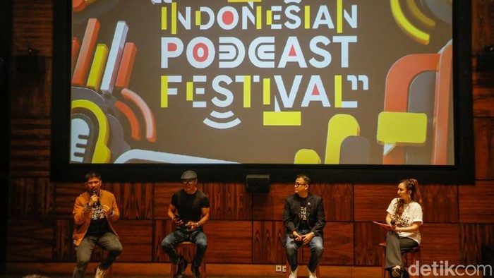 Podcast yang selama ini dinikmati melalui berbagai platform digital akan dibawa ke ruang pertunjukan lewat Indonesian Podcast Festival (IPF) 2026. Festival yang diinisiasi Close The Door bersama Double Group ini akan digelar secara roadshow di lima kota.