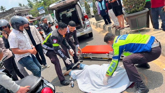 Polisi melakukan evakuasi korban kecelakaan di Jambi