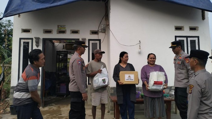 Polres Lubuklinggau berikan bansos kepada warga bencana angin puting beliung