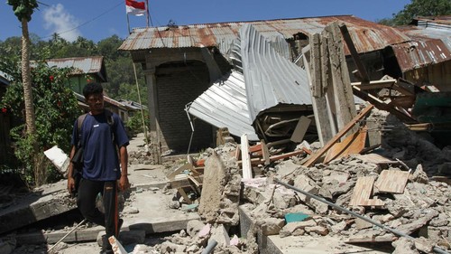 Sejumlah warga terdampak gempa bumi mengungsi di tenda yang didirikan di dekat rumah mereka di Pulau Palue, Kabupaten Sikka, NTT, Rabu (19/8/2026). Sebagian warga Pulau Palue yang berpenduduk sekitar 11.000 jiwa dan berjarak 2030 kilometer dari pusat gempa bermagnitudo 7,7 yang terjadi pada Sabtu (16/8) memilih mengungsi secara mandiri di sekitar rumah untuk menjaga harta benda dan hewan ternak.ANTARA FOTO/Mega Tokan/app/tom.