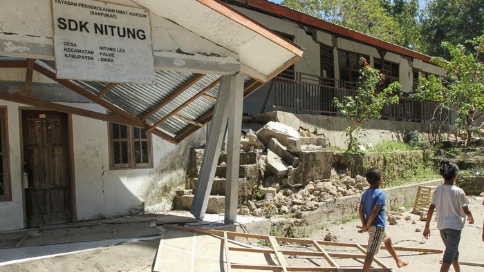 Sejumlah warga terdampak gempa bumi mengungsi di tenda yang didirikan di dekat rumah mereka di Pulau Palue, Kabupaten Sikka, NTT, Rabu (19/8/2026). Sebagian warga Pulau Palue yang berpenduduk sekitar 11.000 jiwa dan berjarak 2030 kilometer dari pusat