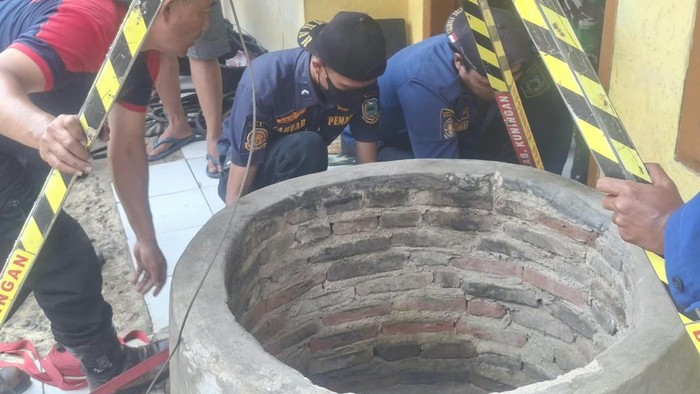 Proses evakuasi warga Kuningan yang jatuh ke dalam air