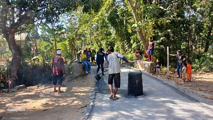 Proyek pengaspalan jalan di Ciwaru Sukabumi.