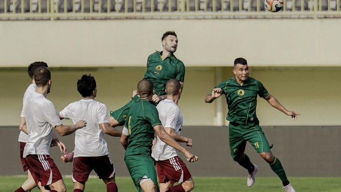 Suasana laga uji coba antara PSS Sleman kontra PSM Makassar di Stadion Maguwoharjo, Sleman, Kamis (20/8/2026).