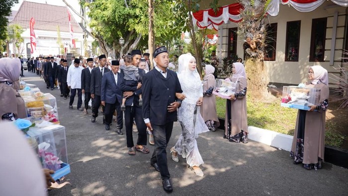 Puluhan pasangan di Lamongan mengikuti isbat nikah terpadu. Salah satu pasangan di antaranya adalah pasangan lansia 74 tahun dengan 66 tahun.