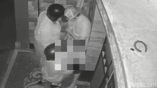 Rekaman CCTV aksi mesum seorang bule pria dengan dua wanita di depan rumah warga di Canggu, Badung, Bali.