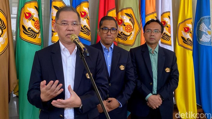 Rektor Unpad Arief Sjamsulaksan Kartasasmita (jas hitam dan kemeja putih).