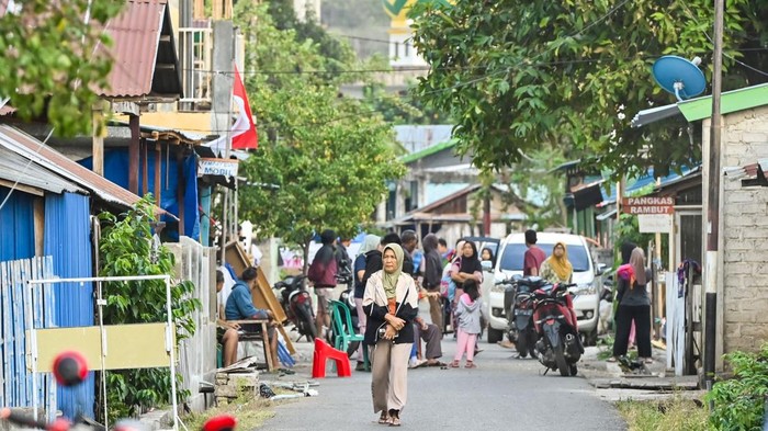 Ribuan Gempa Susulan Guncang NTT, Warga Tetap Waspada Warga berada di luar rumah usai terjadi gempa susulan di kawasan Reo, Kabupaten Manggarai, Nusa Tenggara Timur, Kamis (20/8/2026). BMKG mencatat hingga Kamis (20/8) pukul 05.00 WIB telah terjadi 3.394 gempa susulan. ANTARA FOTO/Fikri Yusuf/agr
