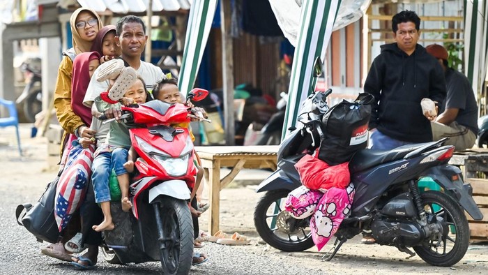 Ribuan Gempa Susulan Guncang NTT, Warga Tetap Waspada Warga berada di luar rumah usai terjadi gempa susulan di kawasan Reo, Kabupaten Manggarai, Nusa Tenggara Timur, Kamis (20/8/2026). BMKG mencatat hingga Kamis (20/8) pukul 05.00 WIB telah terjadi 3.394 gempa susulan. ANTARA FOTO/Fikri Yusuf/agr