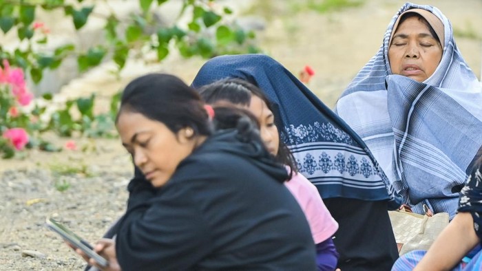 Ribuan Gempa Susulan Guncang NTT, Warga Tetap Waspada Warga berada di luar rumah usai terjadi gempa susulan di kawasan Reo, Kabupaten Manggarai, Nusa Tenggara Timur, Kamis (20/8/2026). BMKG mencatat hingga Kamis (20/8) pukul 05.00 WIB telah terjadi 3.394 gempa susulan. ANTARA FOTO/Fikri Yusuf/agr
