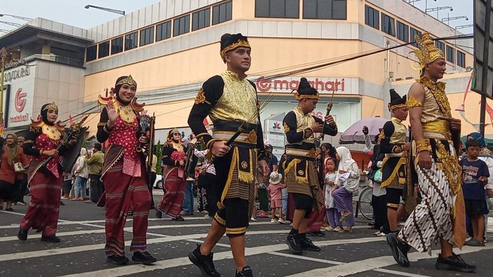 Ribuan Warga Klaten Tumplek Blek Saksikan Karnaval Pembangunan
