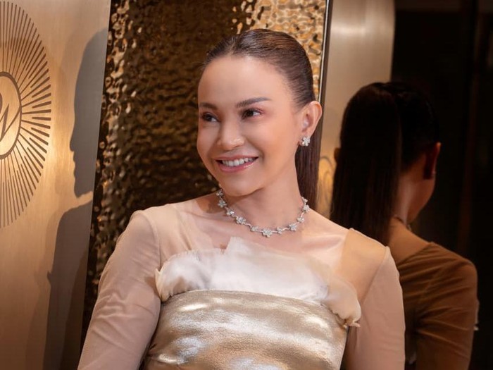 Rossa saat menghadiri grand opening butik Wanda House of Jewels di Plaza Indonesia.
