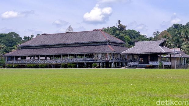 Rumah Lamin Adat Adjang Lidem di Malinau, Kaltara. Rumah Lamin Adat Adjang Lidem di Malinau, Kaltara.