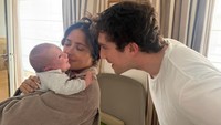 Congrats! Salma Hayek Jadi Nenek