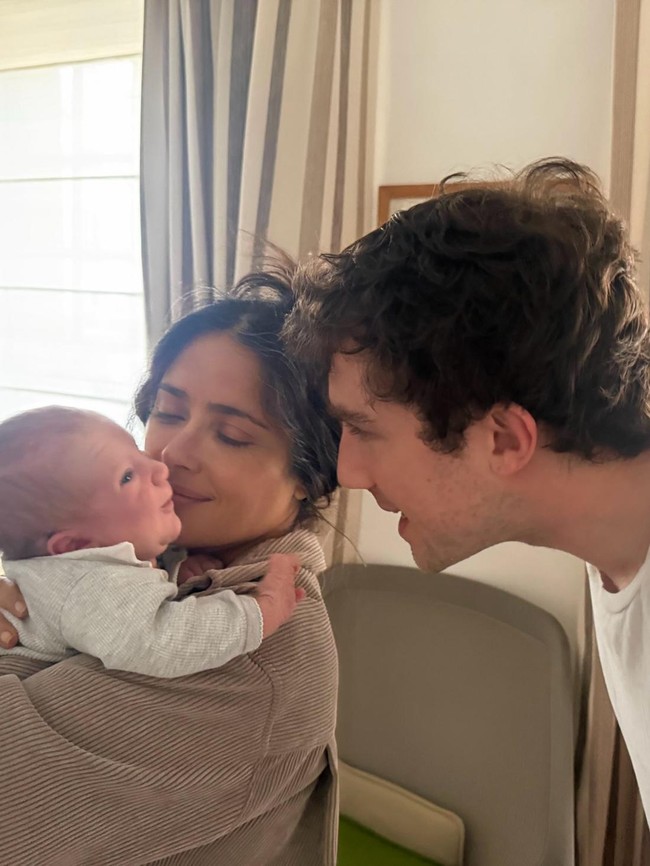 Congrats! Salma Hayek Jadi Nenek