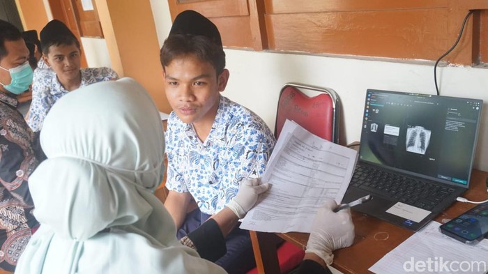 Santri SMA A Wahid Hasyim PP Tebuireng saat menjalani skrining TBC