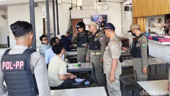 Satpol PP Sidoarjo memergoki sejumlah pelajar yang ngopi di jam sekolah.