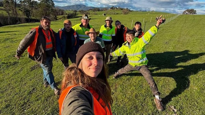 Sebagian besar sukarelawan di beberapa kamp pemulihan bencana BlazeAid Australia adalah para peserta WHV (BlazeAid) 