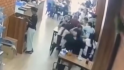 Seorang perempuan terekam CCTV mengambil HP milik karyawan di Bakso Solo Samrat, Legian, Badung.