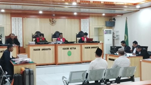 Sidang mantan Kapolres Bima Kota Didik Putra Kuncoro dan Kasatresnarkoba Malaungi terkait dugaan jaringan peredaran sabu di PN Bima, Rabu (19/8/2026). (Foto: Dok. Istimewa)