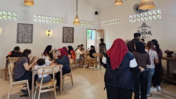 Suasana antrean soto bathok di Jalan Catur Warga, Mataram, Kamis (20/8/2026). (Nathea Citra/detikBali) Suasana antrean soto bathok di Jalan Catur Warga, Mataram, Kamis (20/8/2026). (Nathea Citra/detikBali)
