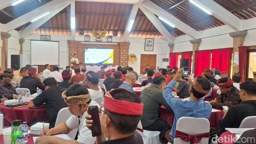Suasana konsultasi publik penyusunan AMDAL Tol Gilimanuk-Mengwi di Tabanan di Graha Sanjayaning Singasana, Kamis (20/8/2026).