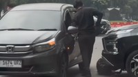 Viral Matel Masuk-masuk Kolong Mobil di GBK Diduga Gesek Nomor Rangka