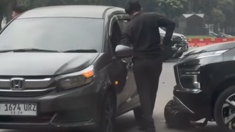 Viral Matel Masuk-masuk Kolong Mobil di GBK Diduga Gesek Nomor Rangka