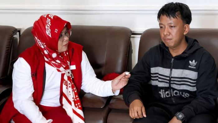 Bupati Siak Afni saat mengundang Rahmat Setiawan, tukang potong rumput asal Perawang.