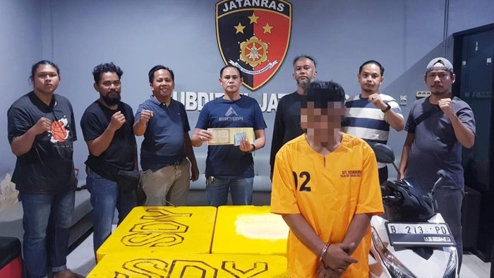 Tersangka dan barang bukti saat diamankan polisi