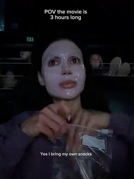 Influencer Viral Skincare-an Sambil Nonton Film di Bioskop, Tuai Kontroversi