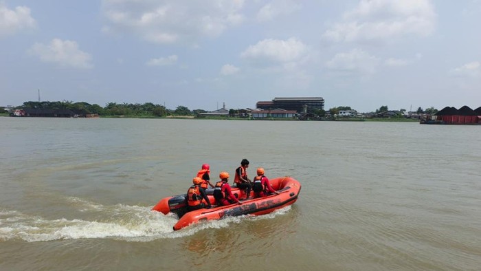 Tim SAR gabungan melakukan pencarian seorang warga yang dilaporkan tenggelam di Sungai Musi