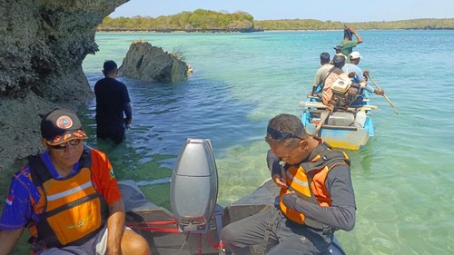 Tim SAR gabungan mencari lansia hilang di Pantai Mulut Seribu, Desa Daiama, Kecamatan Landu Leko, Rote Ndao, NTT, Rabu (19/8/2026). (Dok. Tim SAR)