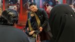 Tinandrose Berkursi Roda Hadiri Film Perdana Fiki Naki