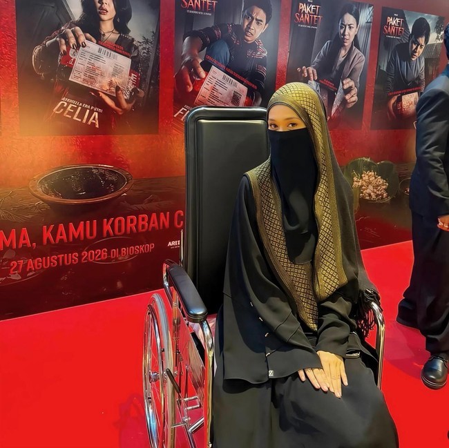 Tinandrose Berkursi Roda Hadiri Film Perdana Fiki Naki