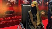 Tinandrose Berkursi Roda Hadiri Film Perdana Fiki Naki