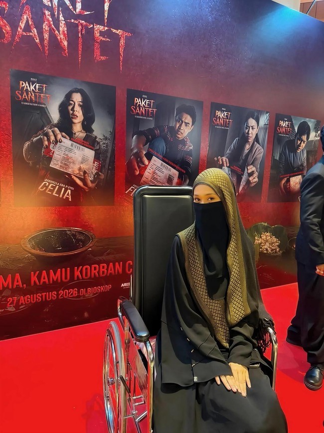 Tinandrose Berkursi Roda Hadiri Film Perdana Fiki Naki