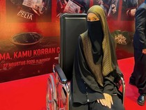 Tinandrose Berkursi Roda Hadiri Film Perdana Fiki Naki