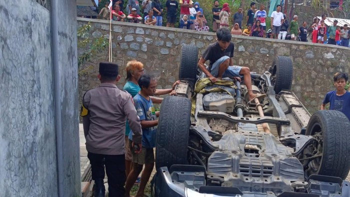 Toyota Fortuner terbalik di Wonogiri, Kamis (20/8/2026).
